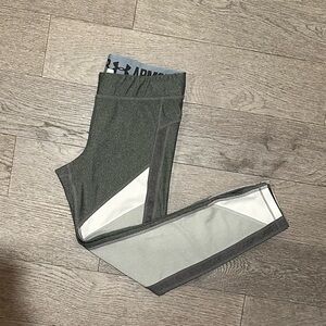 Under Armour Grey & White 3/4 Length Leggings Size M